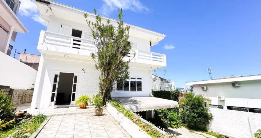 Casa com 04 suítes no bairro coqueiros  viva com conforto, sofisticação e uma vista deslumbrante para o mar