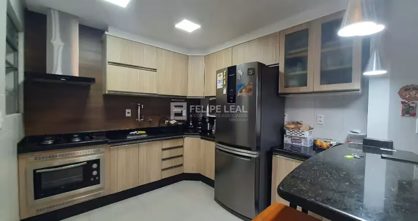 Apartamento ensolarado de 3 dormitórios com suíte e vaga coberta