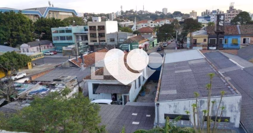 Prédio inteiro com 5 quartos à venda em Azenha - RS