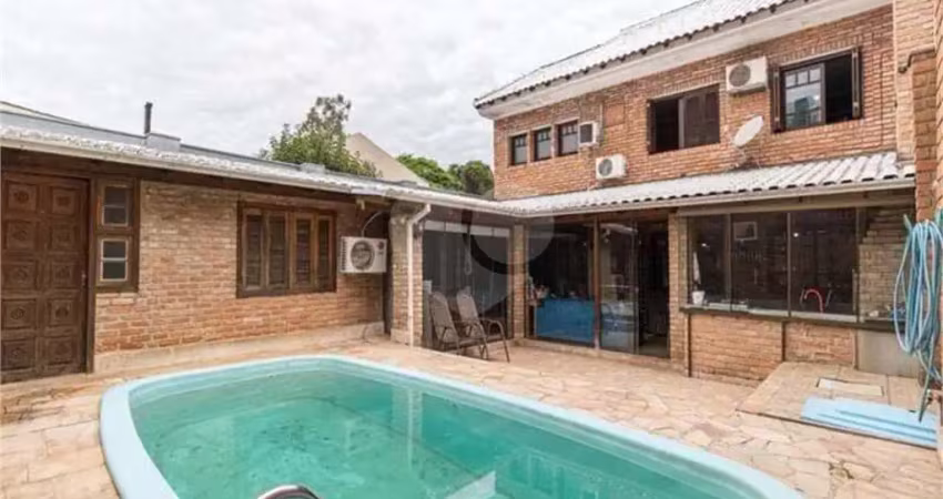 Casa com 3 quartos à venda na Rua Ramis Galvão, Passo da Areia, Porto Alegre