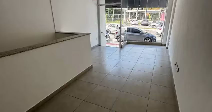 Locação anual sala comercial térrea com 60m² na av. do estado