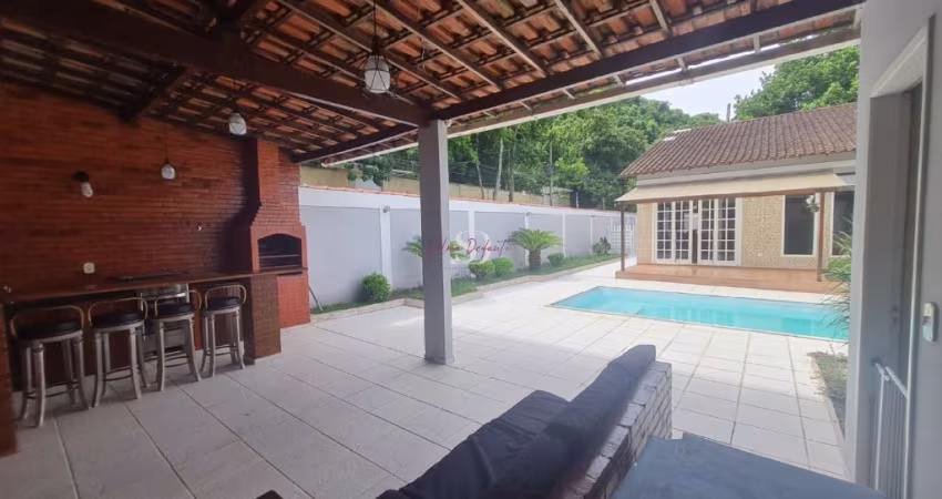 No Cafubá casa a venda por R$800.000,00 em terreno de 360m² com 4 quartos sendo 2 suítes, piscina, espaço gourmet, quintal e vaga