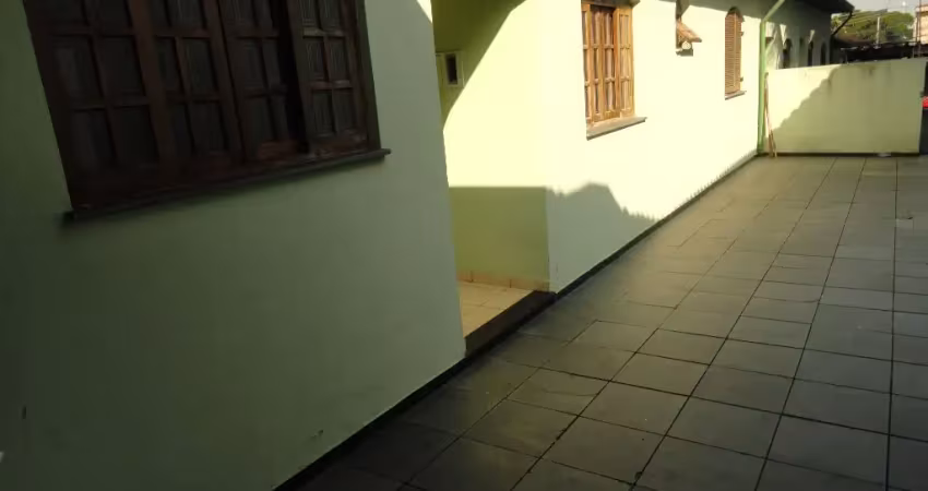 Casa - ensolarada, quarto, sala, cozinha ,  banheiro e quintal.
