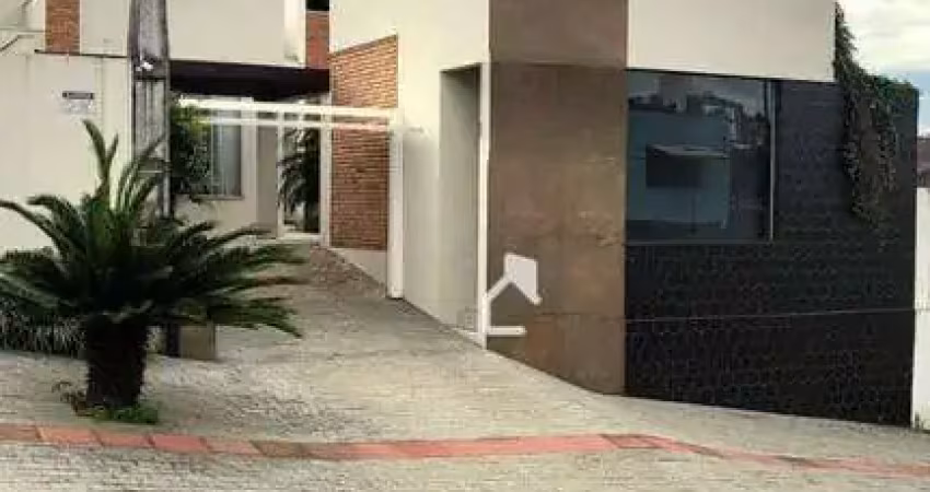 Casa com sala comercial no centro