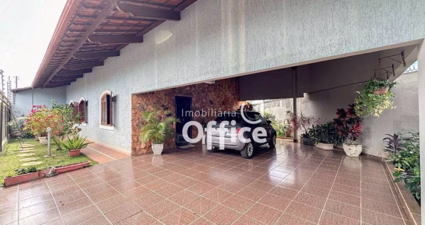 Casa com 3 quartos à venda, 219 m² por R$ 900.000 - Vila Santa Maria de Nazareth - Anápolis/GO