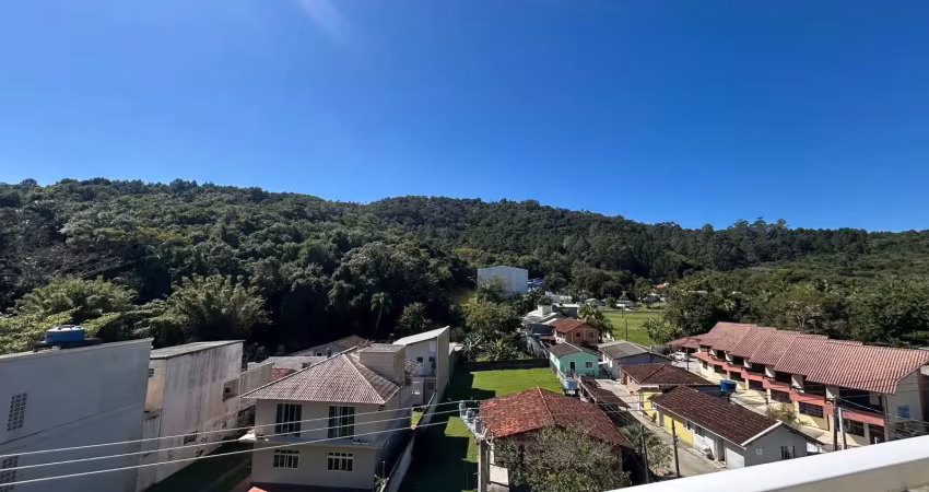 Em jurerê tradicional apartamento de 3 dormitórios com suíte , elevador à aproximadamente 800 metros do mar.