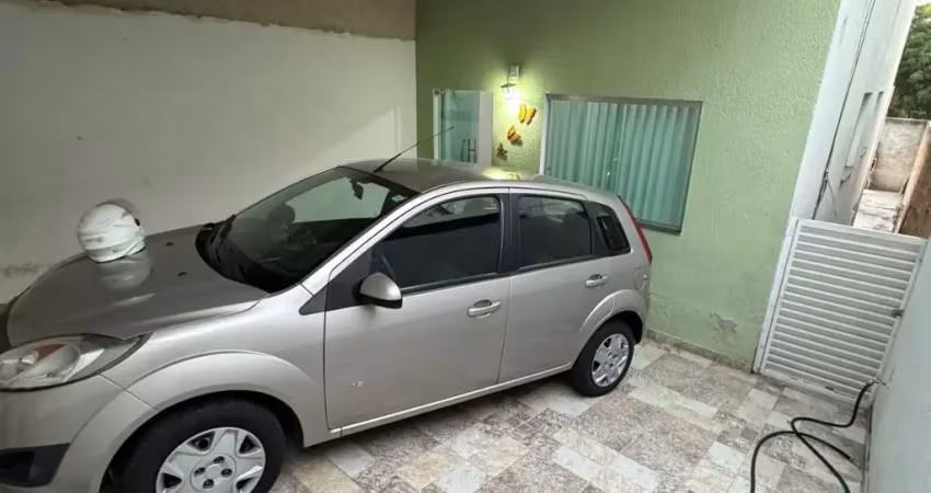 Casa individual no bairro santa mônica - lote 180 metros