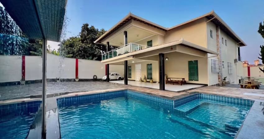 Casa de alto padrão localizada no bairro Garças