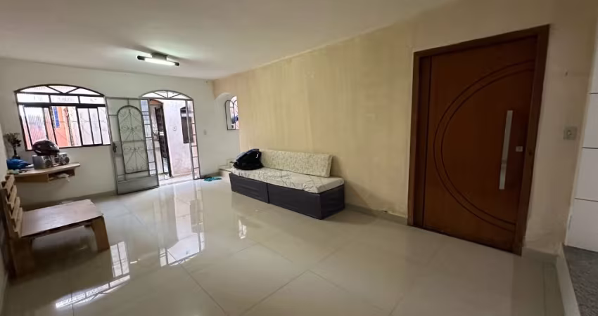 Oportunidade de casa com duas moradias com entrada independente no bairro Santa Mônica (PORTEIRA FECHADA);