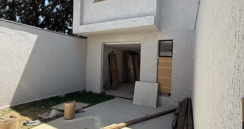 Oportunidade imperdível de casa nova duplex e moderna com entrada independente no bairro santa amélia.