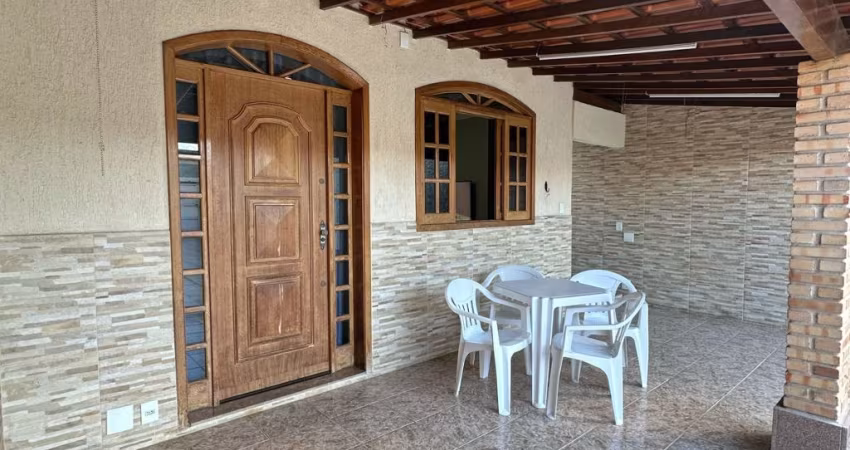 Oportunidade de ouro, linda Casa  com duas moradias  360 metros à Venda,  no bairro Jardim Leblon ;