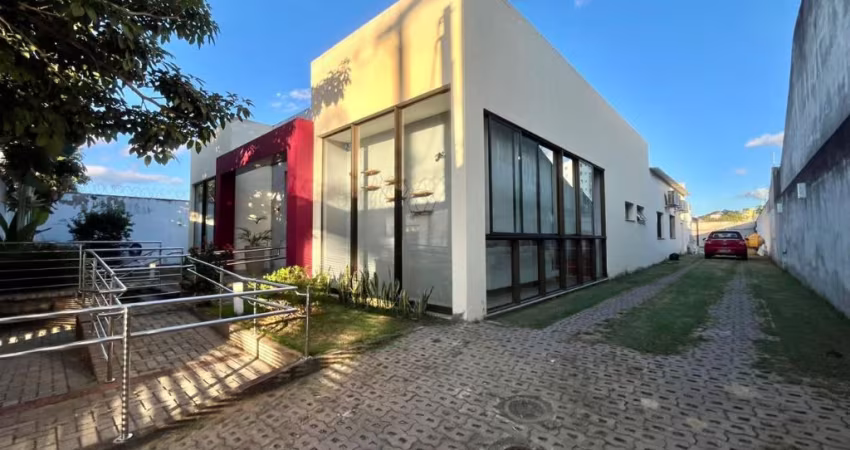 Maravilhosa casa linear com piscina no bairro Bandeirantes.