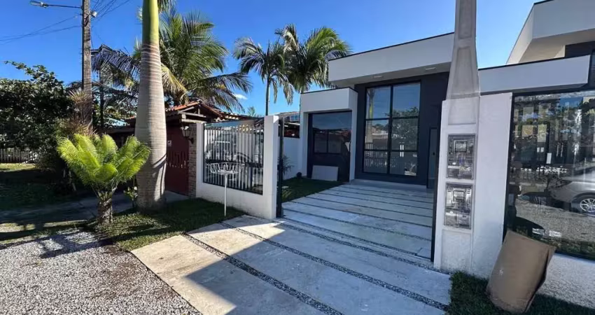 Casa nova  94 m²  construído,  348 m²  terreno,  3 quartos (1 suíte) e piscina, apenas 2 quadras do mar em balneário marissol, pontal do paraná/pr