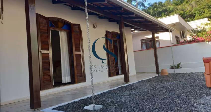 CASA AVERBADA COM 03 DORMITÓRIOS NO BAIRRO FAZENDA EM ITAJAÍ