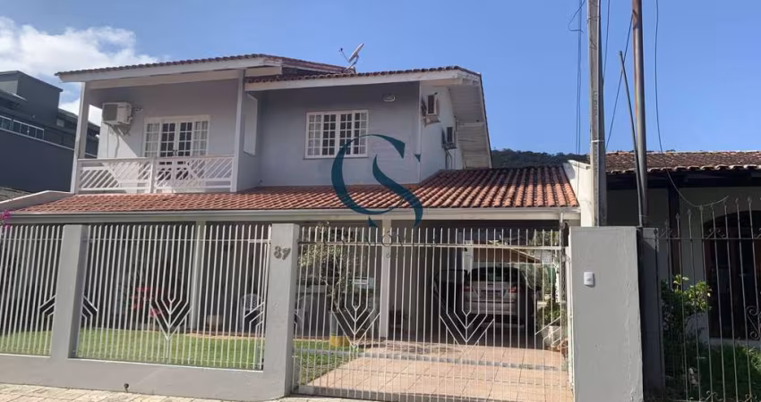 CS VENDE CASA COM 3 DORMITÓRIOS E PISCINA NO BAIRRO CARVALHO