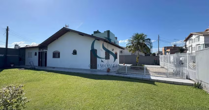 CASA COM ÓTIMO ESPAÇO DE TERRENO (545 m2) PRÓXIMO DO CENTRO