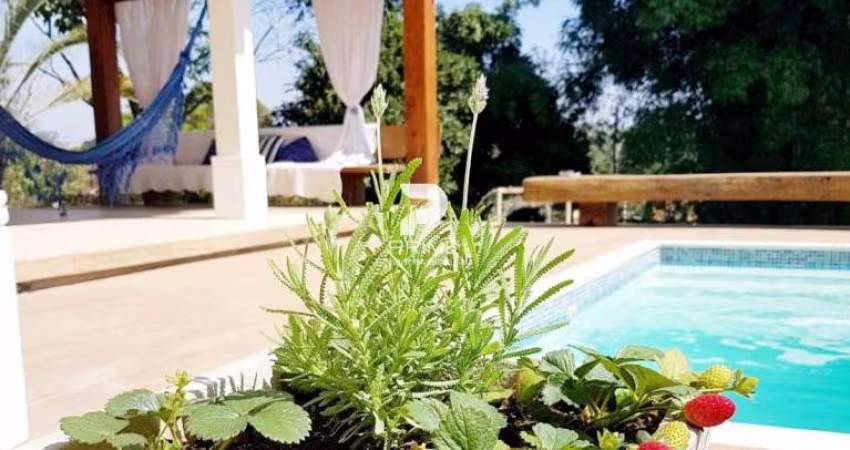 CASA A VENDA NO CHÁCARAS CATAGUÁ DE 210 M2, TERRENO DE 2116M2 COM 3 DORMITÓRIOS UMA SUÍTE MASTER, SALA PARA 3 AMBIENTES, PISCINA, POMAR