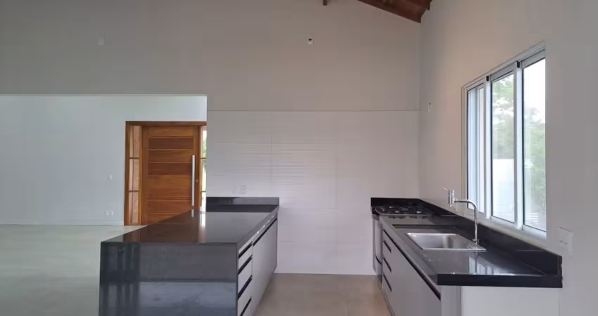 Casa térrea com 04 suítes em condomínio fechado- cabreúva/sp