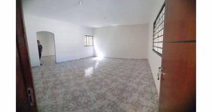 Casa à venda, 4 quartos, 1 suíte, 3 vagas, Santa Mônica - Uberlândia/MG