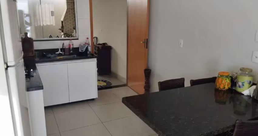 Linda casa de 02 quartos e varanda no bairro jardim ipanema
