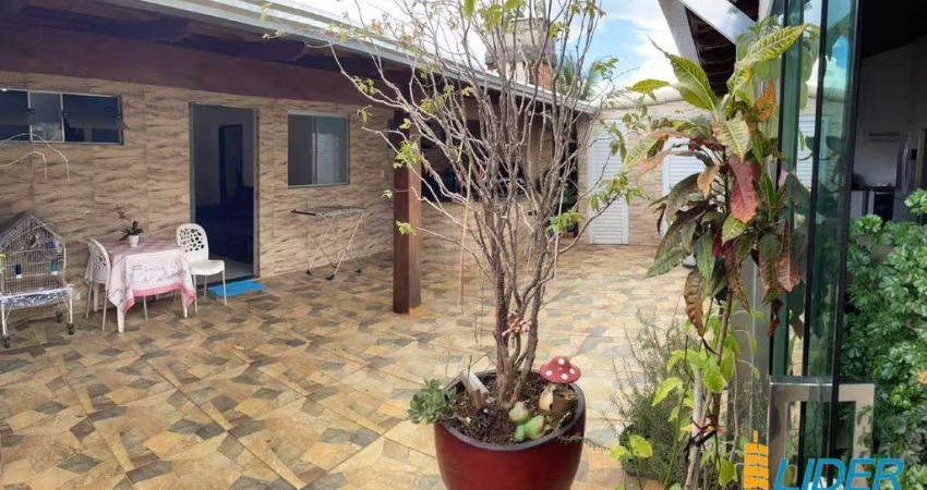 Casa à venda, 6 quartos, 2 suítes, 4 vagas, MARTA HELENA - Uberlândia/MG
