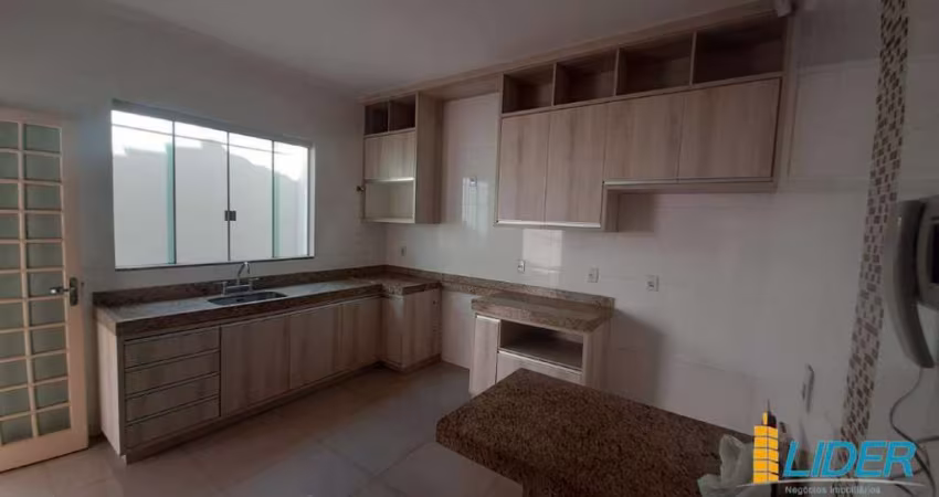 Casa para aluguel, 3 quartos, 3 suítes, 3 vagas, Segismundo Pereira - Uberlândia/MG