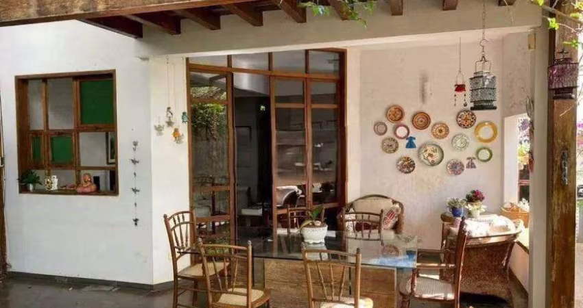 Casa à venda, 4 quartos, 2 suítes, 2 vagas, Centro - Uberlândia/MG