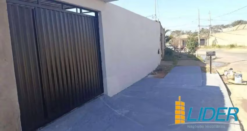 Casa com 2 quartos para alugar na Rua Marlon Figueiredo Mateus dos Santos, Residencial Lago Azul, Uberlândia