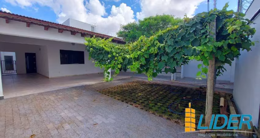 Bela casa com 225m2 de construção em terreno de 285m2, toda montada de armários planejados à venda no bairro alto umuarama