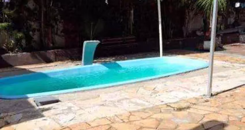 Casa com 3 quartos para alugar na Rua Rezende, Centro, Uberlândia