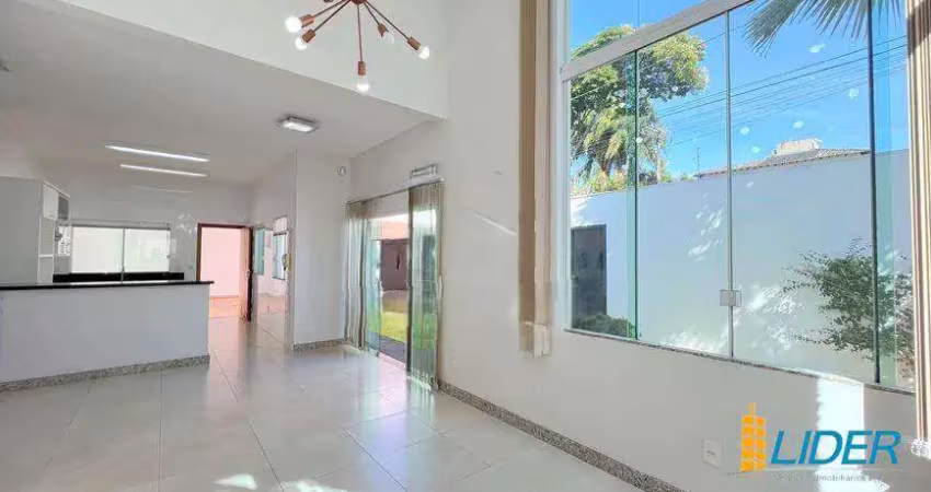 Excelente casa de esquina, com potencial residencial e comercial!