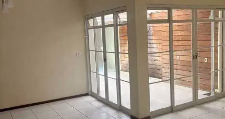 Casa com 3 quartos para alugar na Rua Barretos, Daniel Fonseca, Uberlândia