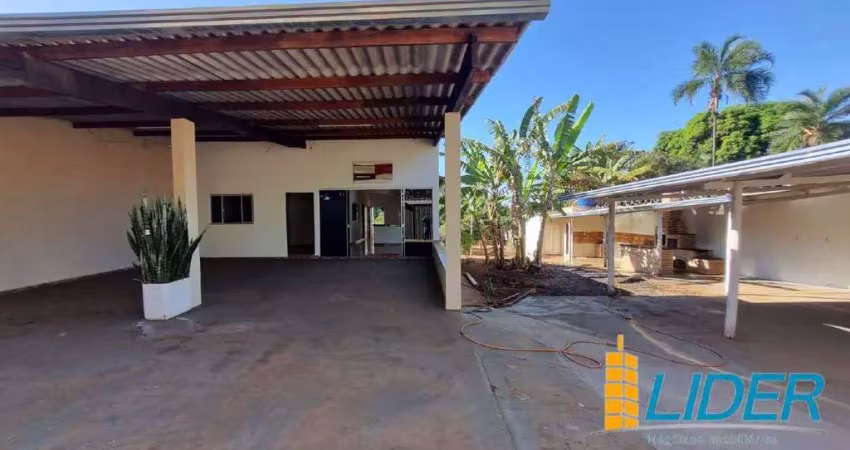 Excelente chácara com 1,042m2 de área no quinta dos bosques