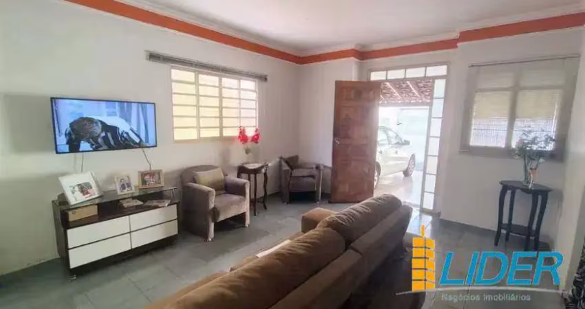 Casa à venda, 3 quartos, 2 suítes, 3 vagas, santa mônica - uberlândia/mg