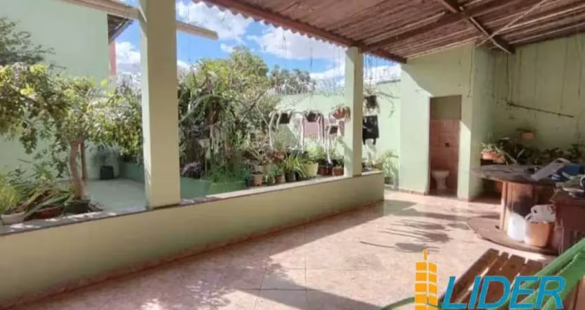 Sobrado lindo e espaçoso com excelente localização no planalto