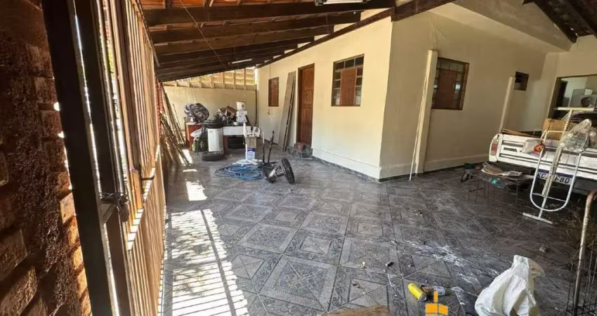 Casa ampla construída em um terreno de 312 m², com 172,5 m² de área útil, à venda em ótima localização no bairro tibery