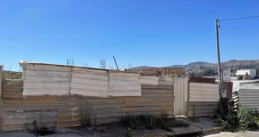 Casa com 04 quartos com piscina e espaço gourmet