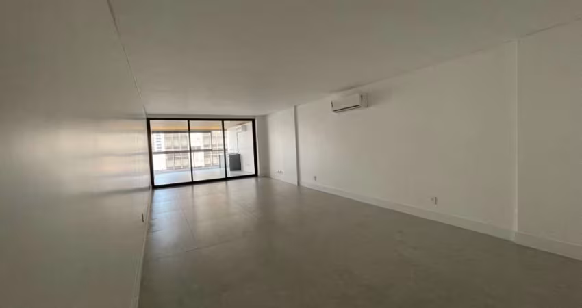 Apartamento de 04 suítes no Centro