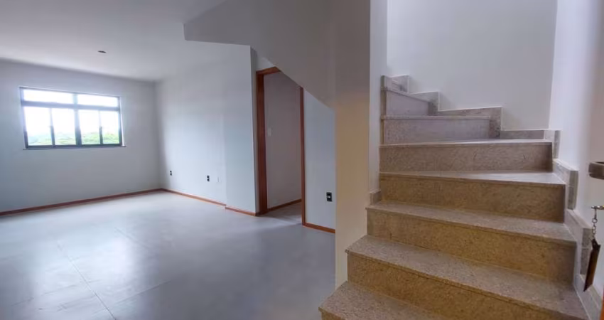 Cobertura duplex com 03 quartos, com suíte, garagem e elevador no Morro da Glória