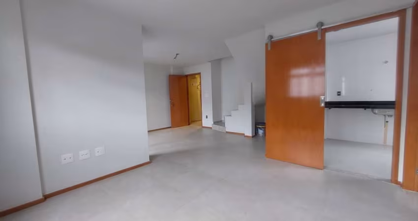Cobertura duplex com 03  suítes, garagem para 02 carros e elevador no Morro da Glória