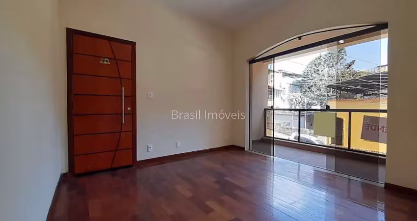 Apartamento de 03 quartos com área externa na região do santa terezinha