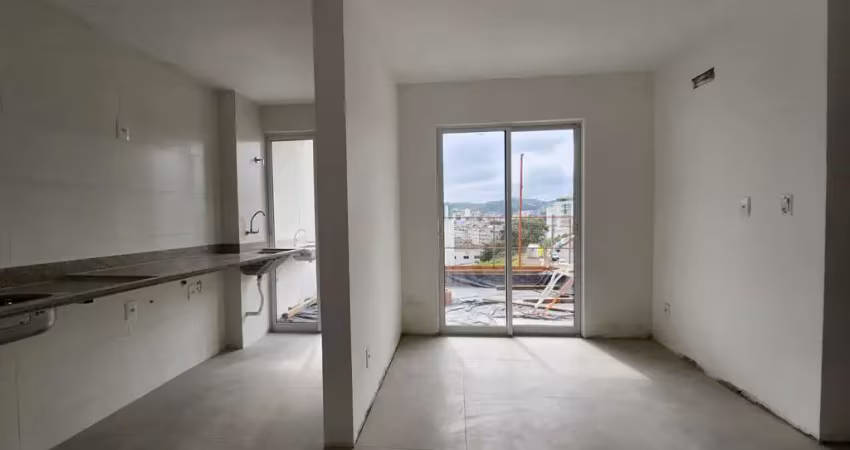 Apartamento área externa de 02 quartos com suíte, vaga de garagem e elevadore no santa catarina.
