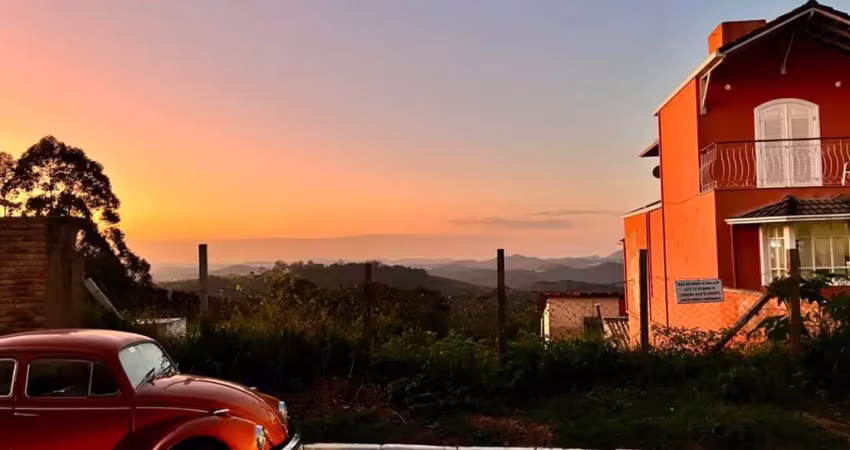 Terreno em declive com linda vista no condomínio alto dos pinheiros