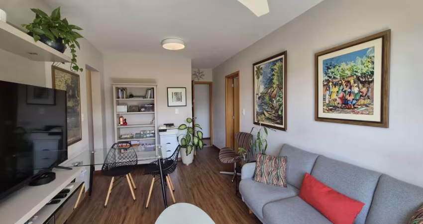 Apartamento de 01 quarto com varanda, garagem e elevador no Alto dos Passos
