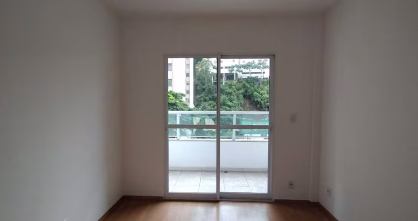 Locação - Excelente apartamento 03 quartos com varanda e suíte na Avenida Rio Branco.
