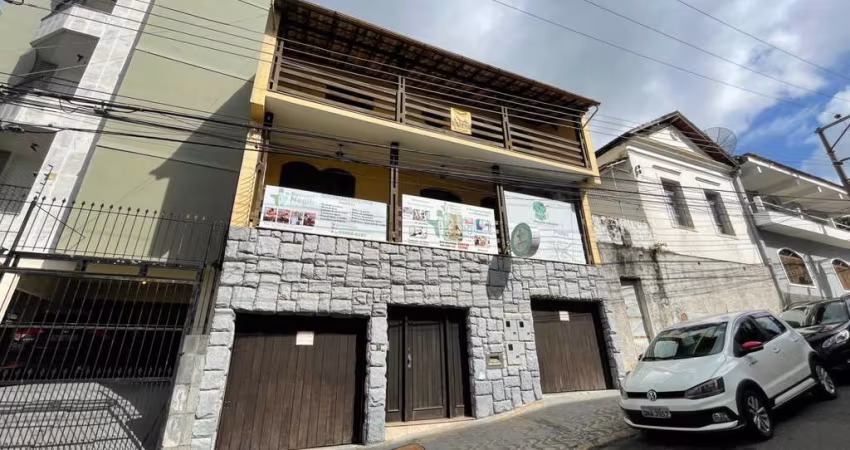 Casa com 05 quartos no Centro