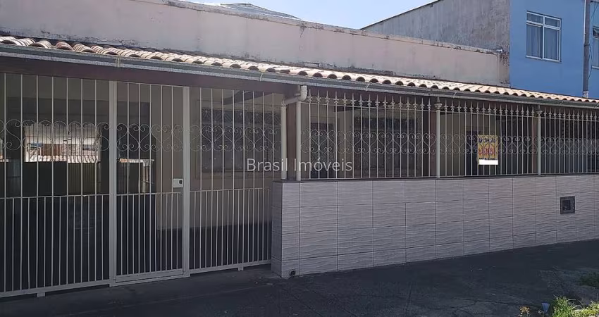 Casa com 03 quartos com suíte, garagem e quintal
