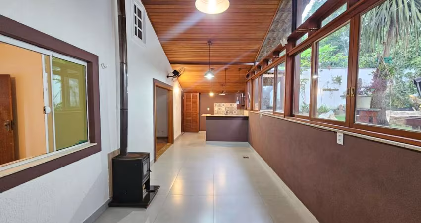 Casa de 04 quartos em condomínio fechado!