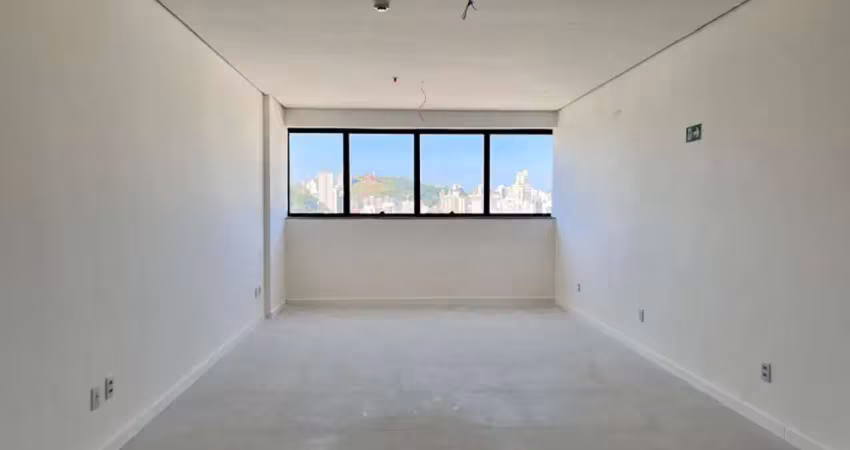 Sala comercial com 40m² e vaga de garagem a poucos metros do novo fórum