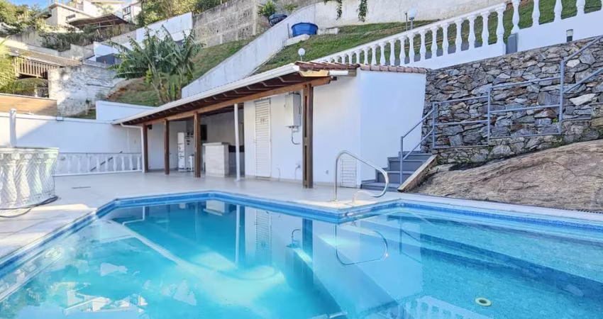 Casa linear com 03 quartos em condomínio Fechado